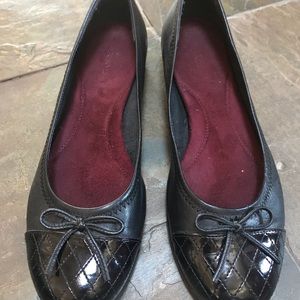 Black flat shoes